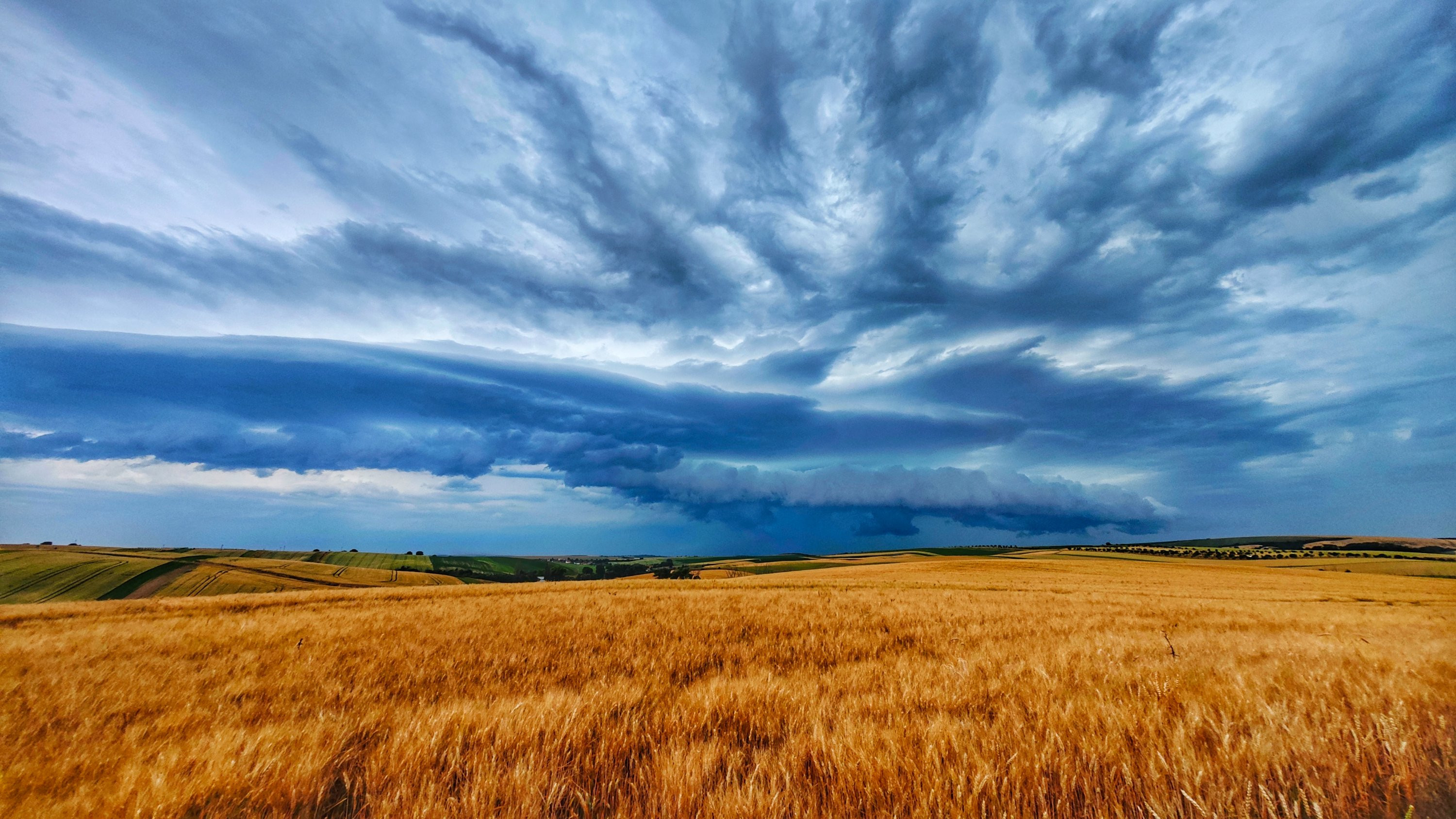 Záběr podvečerní bouřky