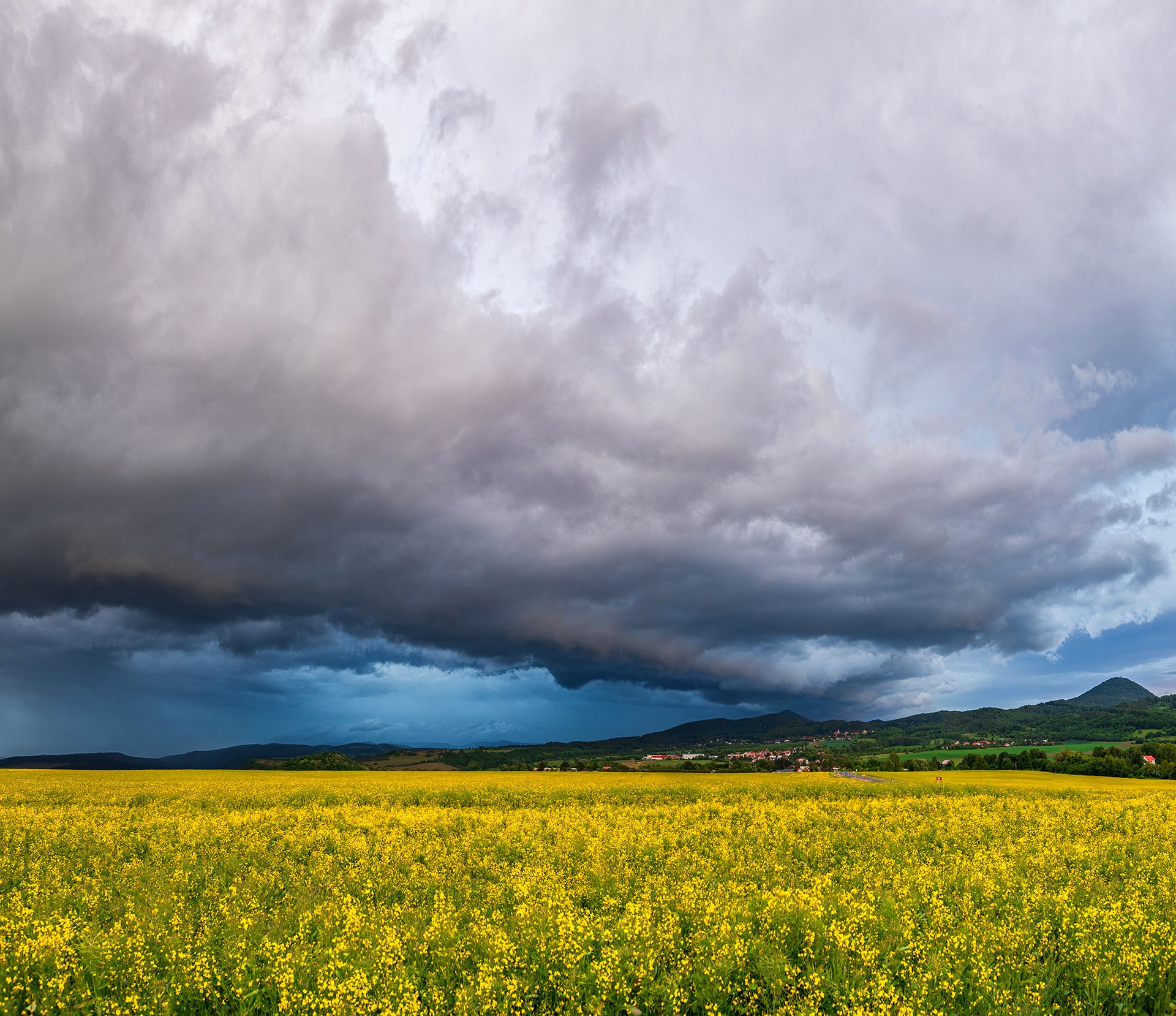 Shelf cloud nad Středohořím