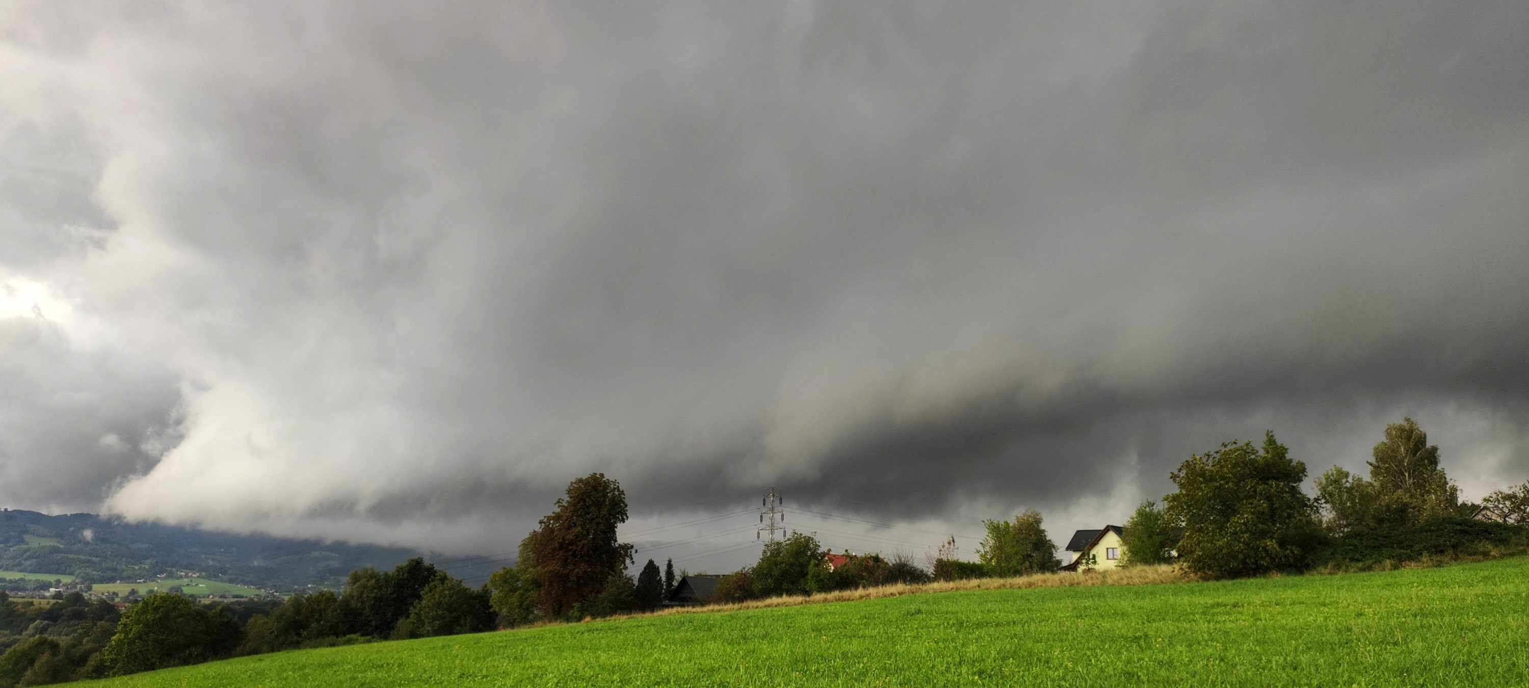Shelf cloud na slabé linii přeháněk