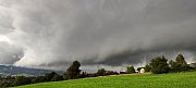 Shelf cloud na slabé linii přeháněk