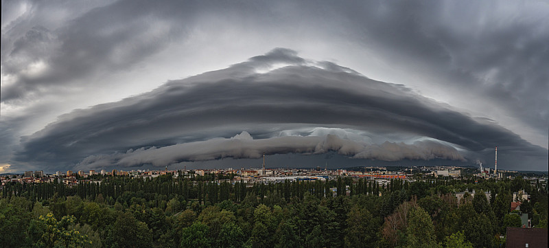 Shelf cloud