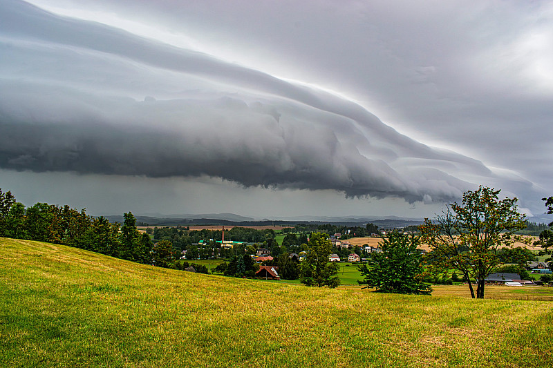 Shelf cloud