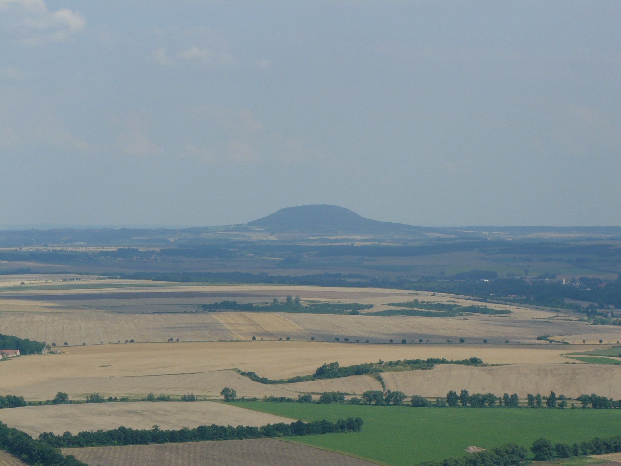 Výhled na horu Říp z hradu Házmburk