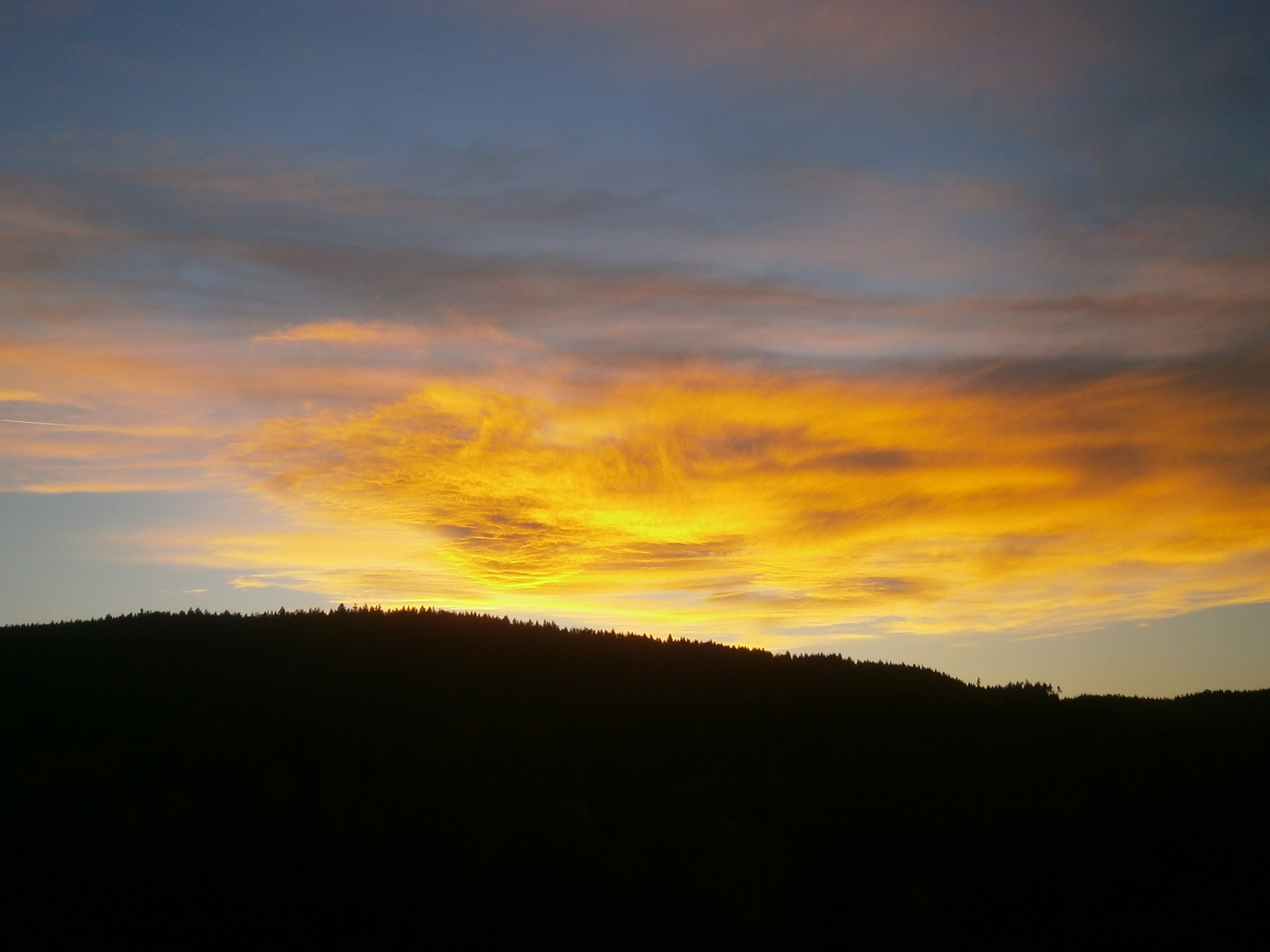 Ohnivý oblak nad vesnicí