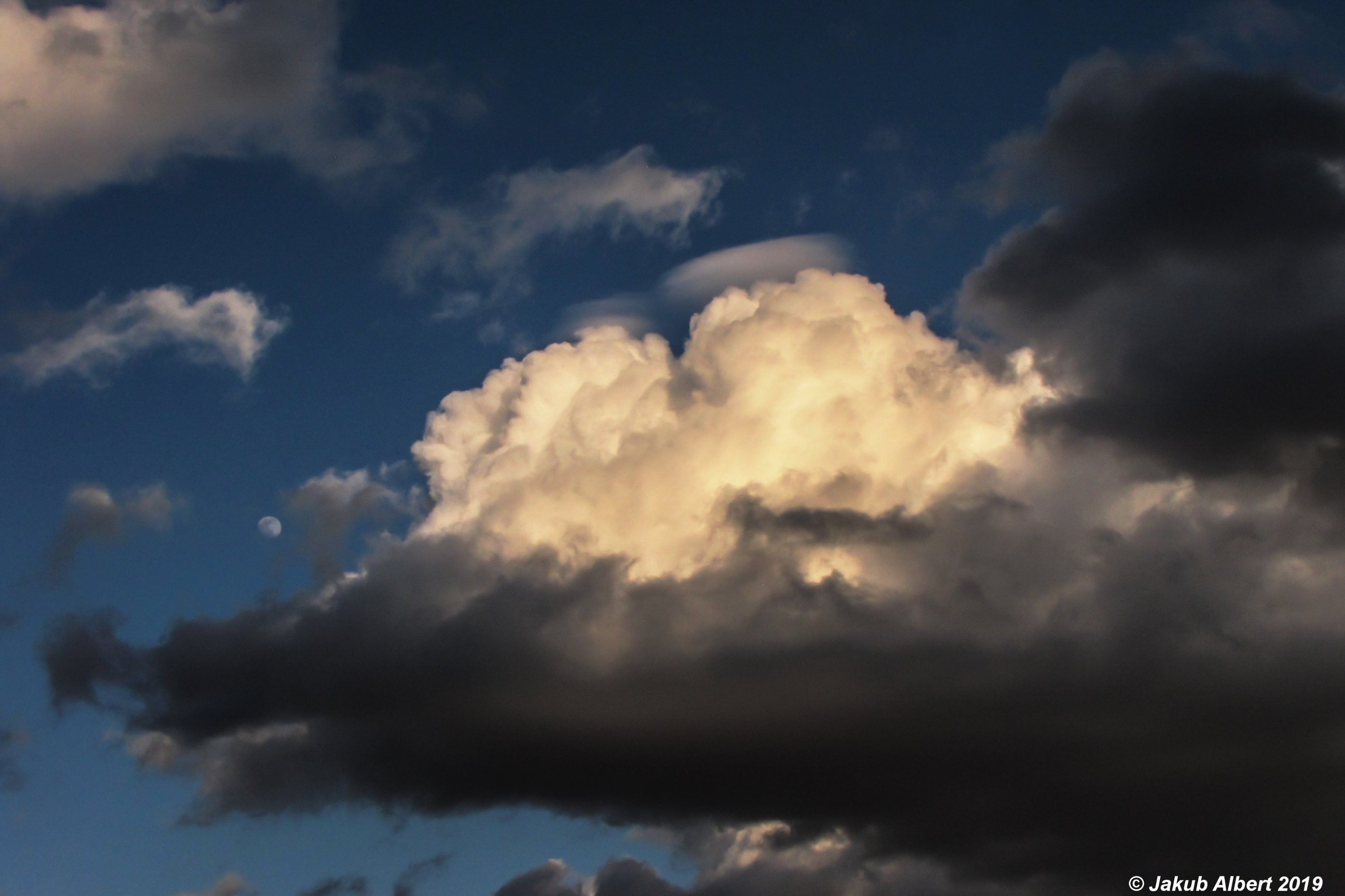 Pileus a dorůstající Měsíc