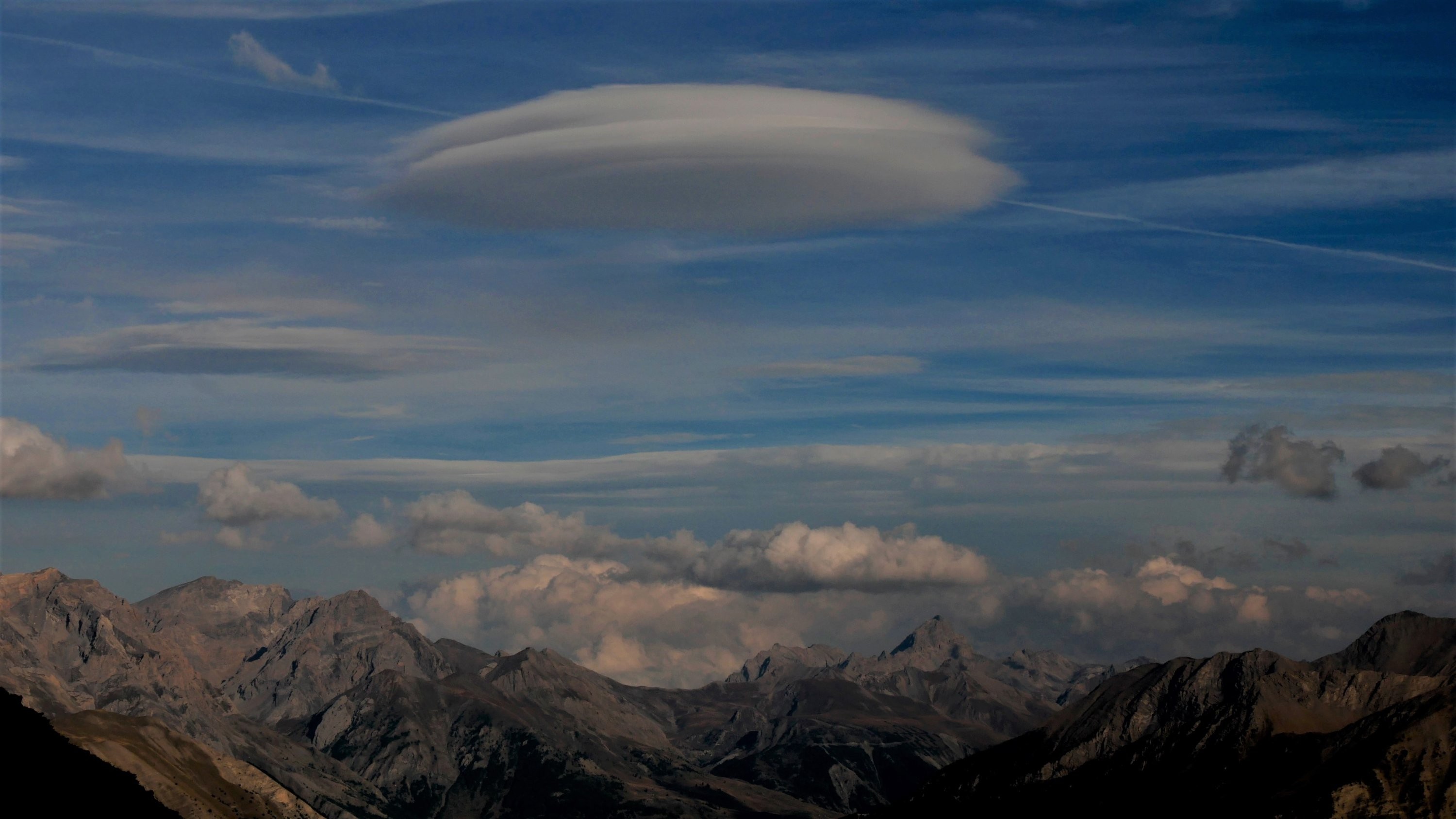 Oblak Lenticularis nad Alpami