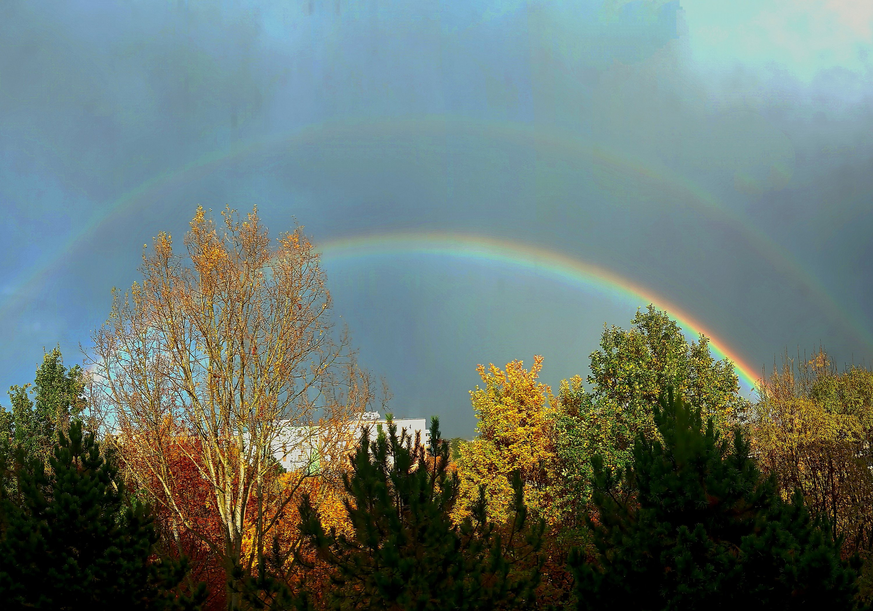 Duha po silné přeháňce