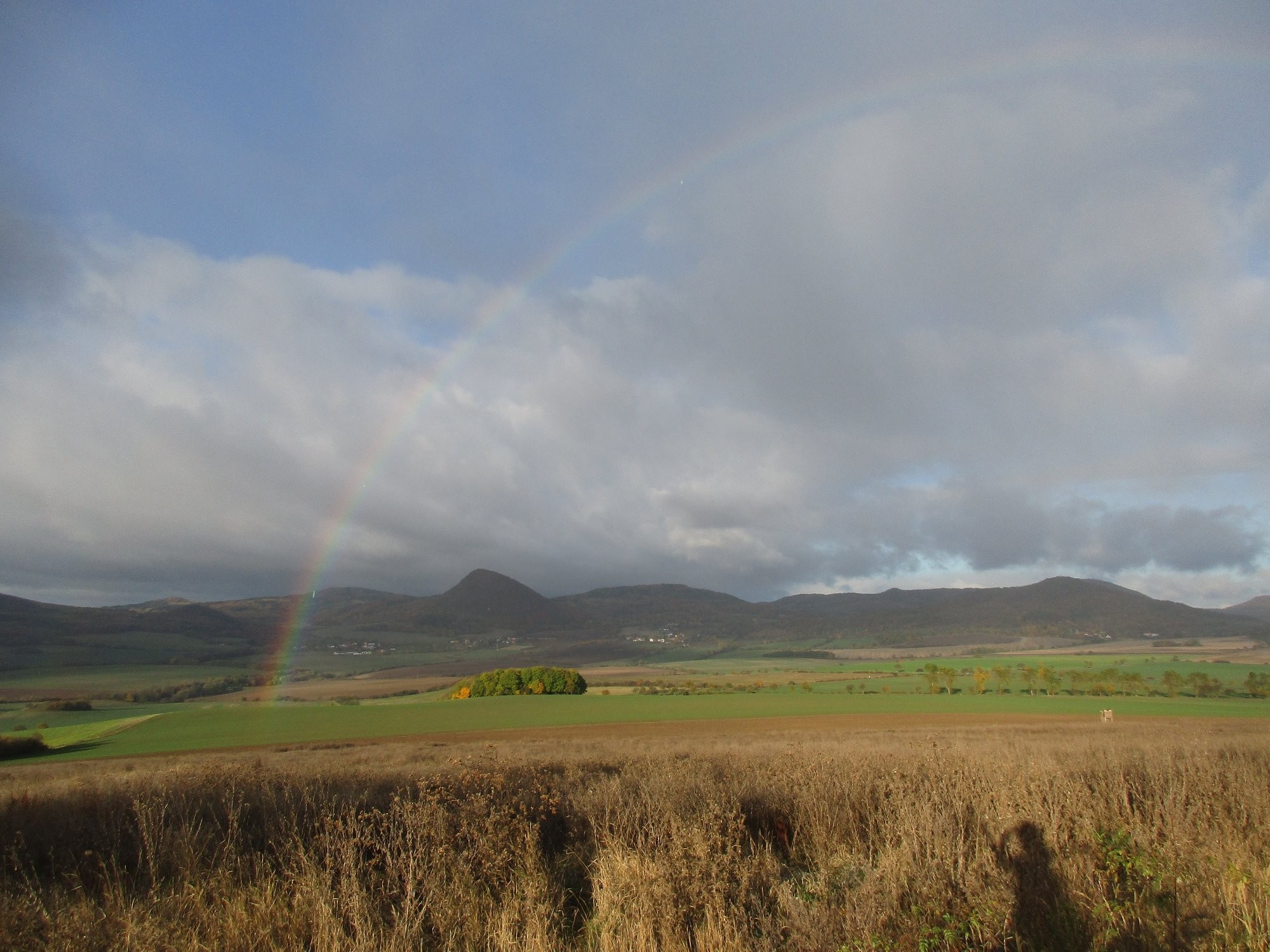 Podzimní duha nad českým středohoří