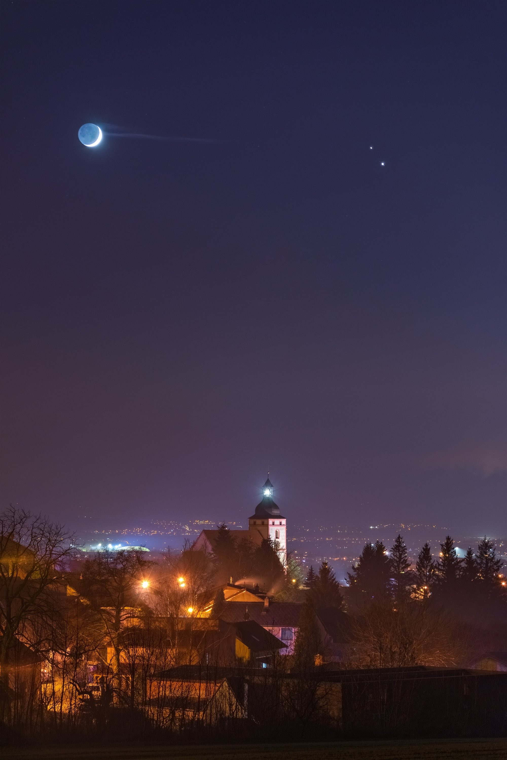 Konjunkce Měsíce Jupitera a Saturnu